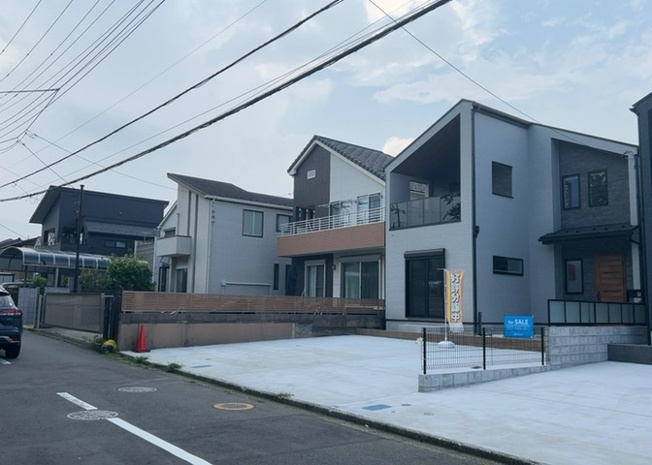 【前面道路含む現地写真】 | 住宅用の土地では前面道路に2m以上接していなければならないと法律で定められています。しかし、お持ちの車のサイズやライフスタイルなどにより、2mでは利便が悪い場合もございますので、事前に確認しましょう。