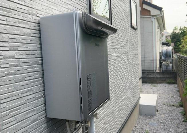 【発電・温水設備】 | 省エネ給湯器とは従来型の給湯器より熱効率が高く、少ない燃料でたくさんのお湯を沸かすことが出来る高効率な給湯器のことを指します。また、省エネ給湯器には種類があり、利便性や効果なども様々です。