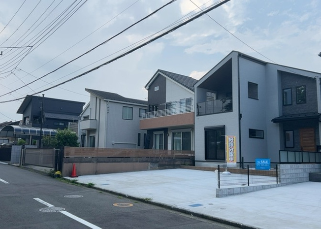 【前面道路含む現地写真】 | お持ちの車種によっては前面道路が広い方が便利でしょう。しかし、前面道路が広ければその分交通量が多くなるため、騒音などが気になる場合があります。実際に現地を見学し、周辺交通量や騒音などを確認しましょう！