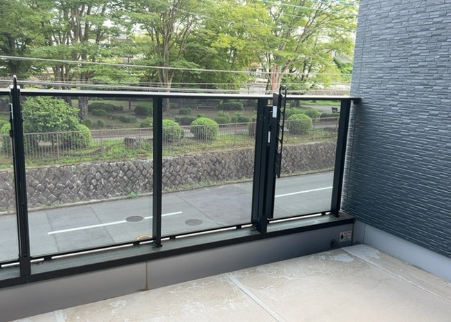 【バルコニー】 | バルコニーは、室外の専用スペースのうち、「屋根がなく開放された空間」であるものを指します。ベランダより広いタイプのものが多く、日当たりもよいため家庭菜園などを楽しみたい人にとって適した環境となります。