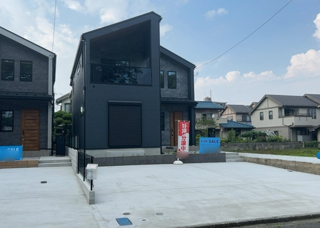 【外観】 | ついに完成致しました！現地をご見学に行く際は、道路の幅や周辺の交通量、施設などをご確認頂くことをおすすめします！物件の流れが早いため、内見をしたい方はお早めに当社営業までお問い合わせ頂きご予約下さい！