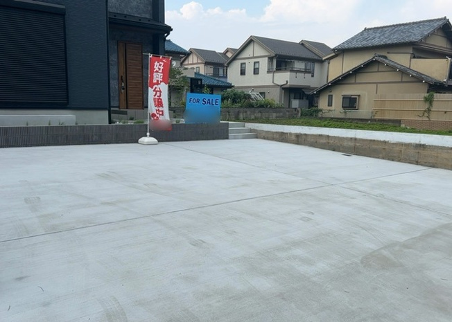 【駐車場】 | 駐車場と明記されていても、最小スペースでつくられた駐車場だと大型車は駐車できなかったり、出入りしにくくなったりする可能性があります。お車のサイズと購入したい物件の駐車場のサイズを現地で確認しましょう。