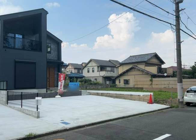 【前面道路含む現地写真】 | 住宅用の土地では前面道路に2m以上接していなければならないと法律で定められています。しかし、お持ちの車のサイズやライフスタイルなどにより、2mでは利便が悪い場合もございますので、事前に確認しましょう。