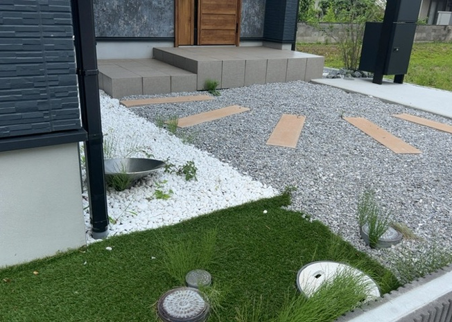 【庭】 | 庭があることでガーデニングや家庭菜園はもちろん、こどもの遊び場やペットを放して遊ぶことができます。また、家の周囲に余裕があるということです。隣地との間があれば、十分な日当たりと、風通しが確保できます。