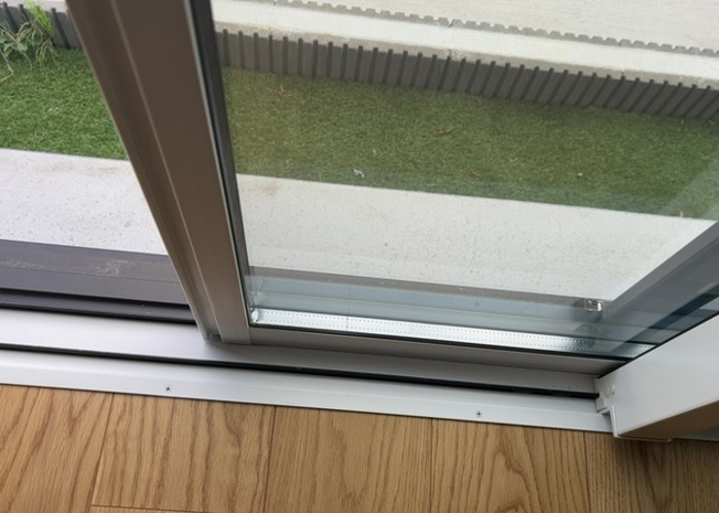 【内装】 | サッシとは、ガラス窓に使用される金属製の窓枠のことです。一般的に住宅建築では、金属製建具工事の段階で備え付けるもので、ガラス類や玄関、バスルームのスチール製のドアなどと同じタイミングで工事を行います。