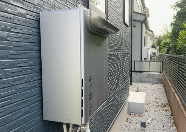 【発電・温水設備】 | 省エネ給湯器とは従来型の給湯器より熱効率が高く、少ない燃料でたくさんのお湯を沸かすことが出来る高効率な給湯器のことを指します。また、省エネ給湯器には種類があり、利便性や効果なども様々です。
