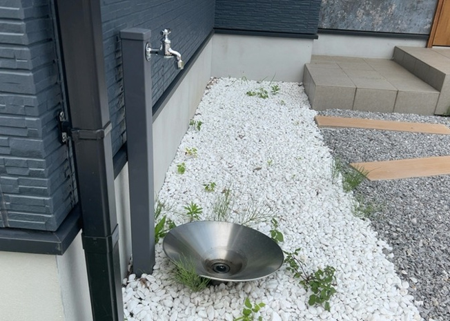 【設備】 | 敷地内には、散水栓や立水栓があります。水道水を直接利用できるため、水を運ぶ手間を省くことが出来ます。大量の水を必要とする洗車作業や清掃などに役立ちます。その他設備とあわせて、現地でご確認ください。