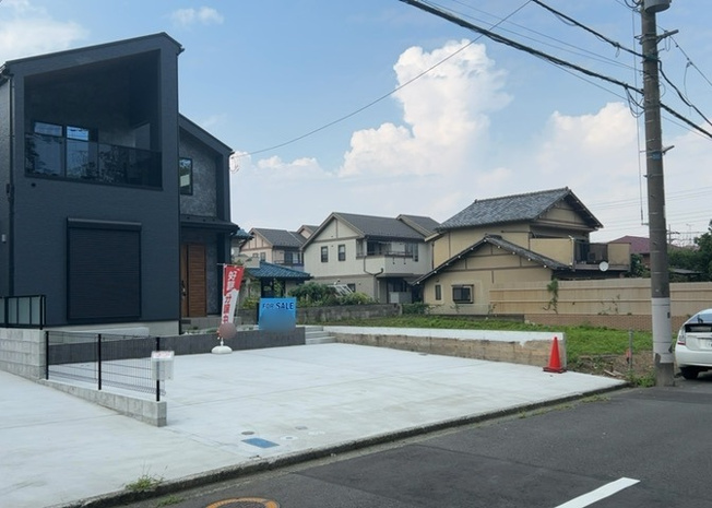 【前面道路含む現地写真】 | お持ちの車種によっては前面道路が広い方が便利でしょう。しかし、前面道路が広ければその分交通量が多くなるため、騒音などが気になる場合があります。実際に現地を見学し、周辺交通量や騒音などを確認しましょう！