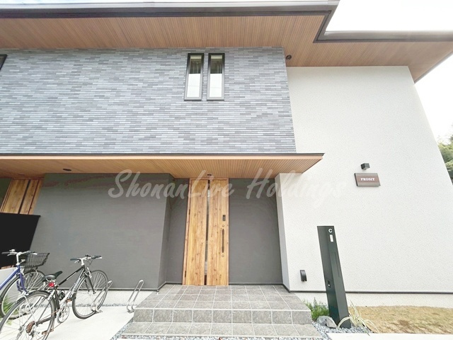 鎌倉市佐助１丁目のアパートのエントランス