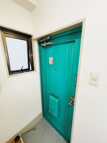 林田ビルの玄関