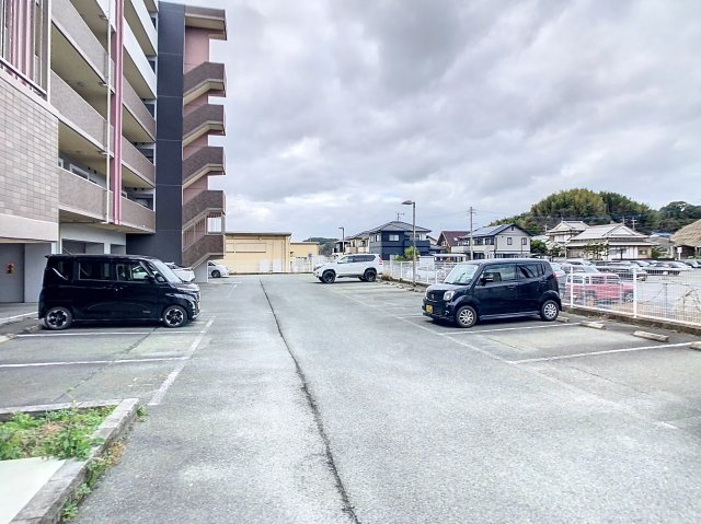 宗像市稲元３丁目の賃貸マンションの駐車場