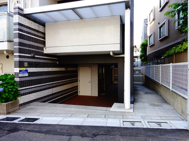 プライムアーバン千歳船橋のエントランス