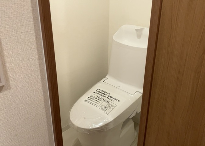 【トイレ】 | ライオンズマンション南大沢 | トイレは大きさや形、機能、抗菌性などが異なる多種多彩なタイプが各メーカーから出ています。それぞれに良さがあるため、事前にどういったタイプのトイレがいいのかをご家庭内で決めて、内見に行くといいでしょう。