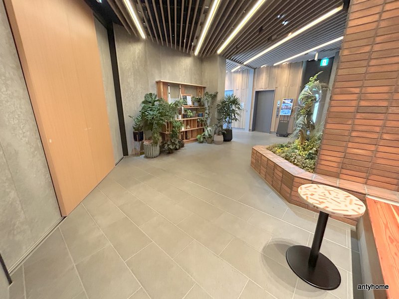 コンフォリア・リヴ本町WEST Ｑ　仲介手数料無料のロビー