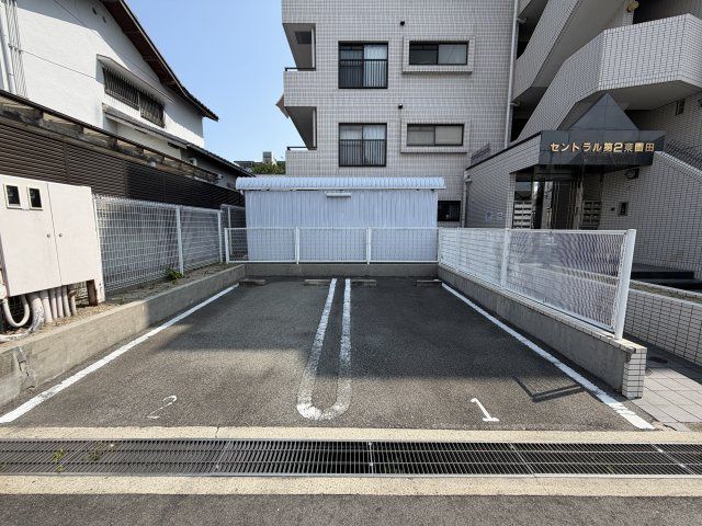 セントラル第2東園田の駐車場