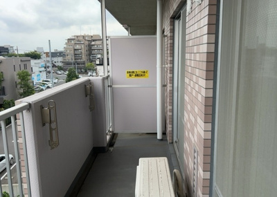 【バルコニー】 | メイツ相模大野 | バルコニーは、室外の専用スペースのうち、「屋根がなく開放された空間」であるものを指します。ベランダより広いタイプのものが多く、日当たりもよいため家庭菜園などを楽しみたい人にとって適した環境となります。