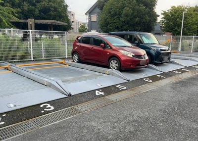 【駐車場】 | メイツ相模大野 | 車一台あたりに必要なスペースは、標準サイズの普通自動車で横幅2m50cm、長さ5mは必要になります。ただし、乗降のことも考慮して横幅3m30cm、長さ5m50cmほどは確保できるところを選びましょう。