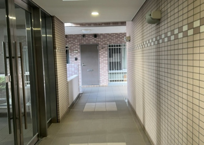 【その他共用部分】 | メイツ相模大野 | 共有部分は、住民なら誰もが使える設備のこと。例えば駐車場やエレベーター、インターネット設備、セキュリティ設備などがあります。他にも、マンションの廊下・外部階段やエントランス・ゴミ置き場などがあります。