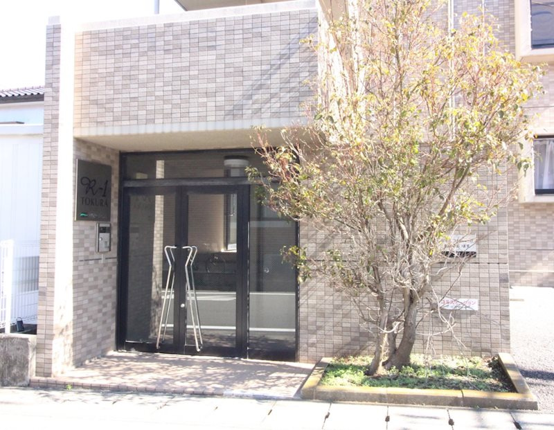 R-1　TOKURAのエントランス