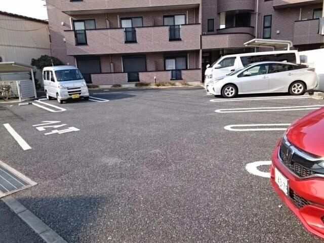 ネオ　ウィングの駐車場