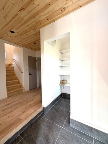 Slow Living, Smart Design. 心地よさを選ぶ、湘南の毎日。の玄関