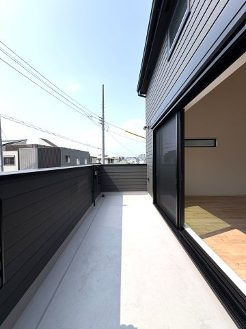 Slow Living, Smart Design. 心地よさを選ぶ、湘南の毎日。のバルコニー