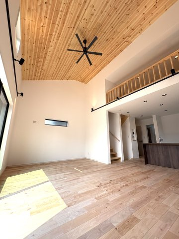 Slow Living, Smart Design. 心地よさを選ぶ、湘南の毎日。の居間・リビング