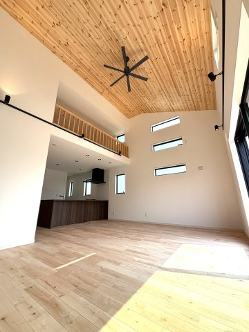 Slow Living, Smart Design. 心地よさを選ぶ、湘南の毎日。の居間・リビング