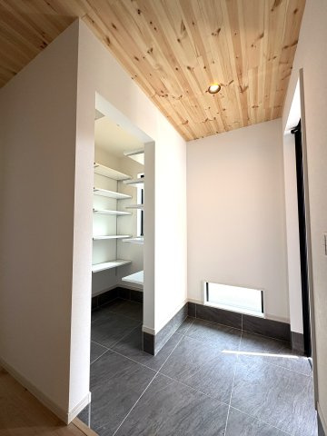 Slow Living, Smart Design. 心地よさを選ぶ、湘南の毎日。の玄関