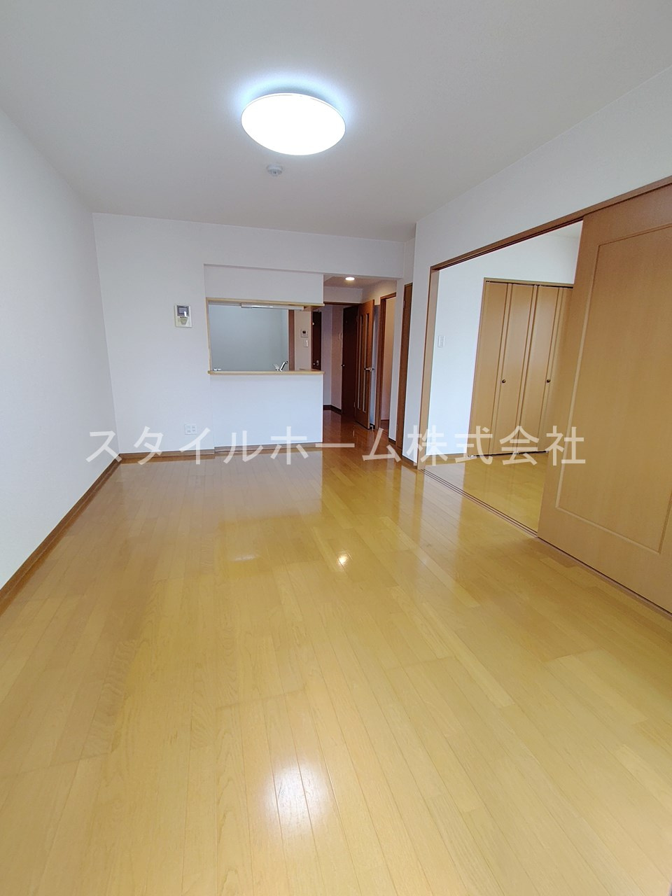 シャレ・アンジェロの居間・リビング|同建物内別部屋の写真です。