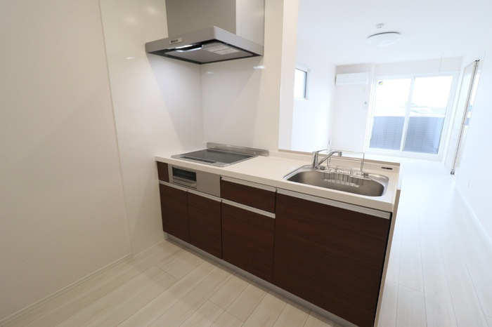 D-Invest栄町のキッチン|対面システムキッチン（3口IH、グリル付き）