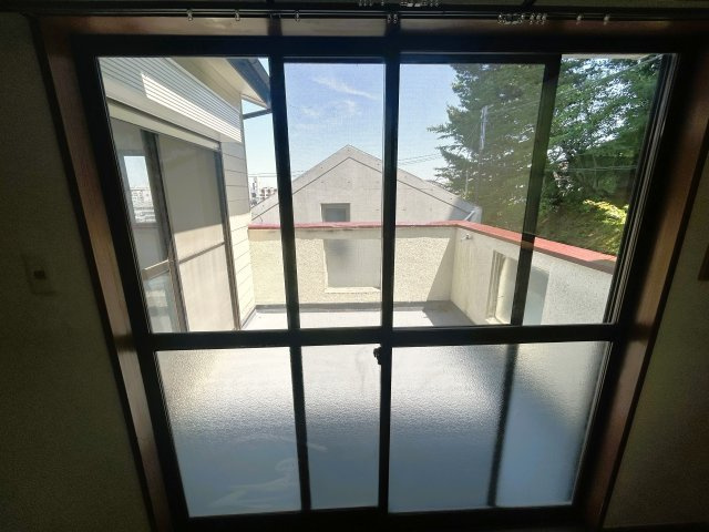 神奈川県横浜市青葉区榎が丘　～青葉台駅9分。キッチンが選べるセレクト特典。～のバルコニー|防水塗装済みの綺麗な床面。椅子を置いて日光浴も楽しめます。