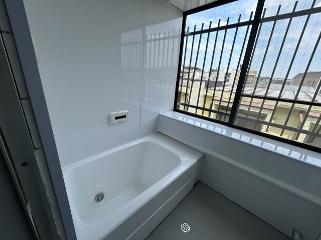 神奈川県横浜市青葉区榎が丘　～青葉台駅9分。キッチンが選べるセレクト特典。～の浴室|大きな窓から光が差し込む、明るく開放的なバスルームです。