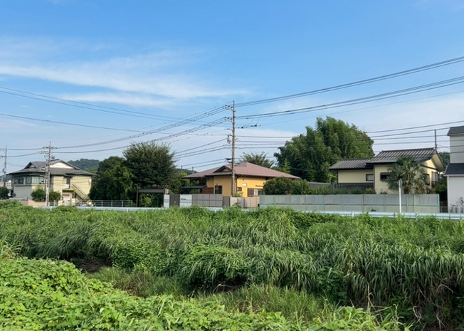 【前面道路含む現地写真】 | 住宅用の土地では前面道路に2m以上接していなければならないと法律で定められています。しかし、お持ちの車のサイズやライフスタイルなどにより、2mでは利便が悪い場合もございますので、事前に確認しましょう。