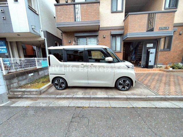 リヴェールの駐車場