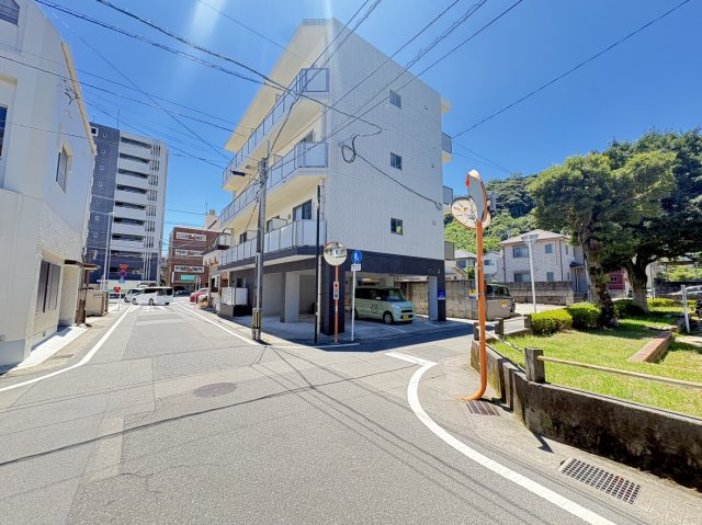 【外観】 | 角地に位置しており駐車もしやすいです。駐車場部分は屋根が付いており、火山灰はもちろん、冬場の霜対策や夏場に駐車中のお車の社内温度を上昇するのを防いでくれます。