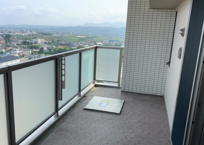 【バルコニー】 | ザ・ガーデン　プレミアム相模原北公園 | バルコニーは、室外の専用スペースのうち、「屋根がなく開放された空間」であるものを指します。ベランダより広いタイプのものが多く、日当たりもよいため家庭菜園などを楽しみたい人にとって適した環境となります。