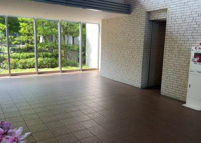 【エントランス】 | ザ・ガーデン　プレミアム相模原北公園 | マンションのエントランスには、もともと風よけや防犯の役割がありますが、マンションによって宅配ボックスなどの設備が備わっている所もあります。日々の生活をイメージしながら生活しやすさをチェックしましょう。