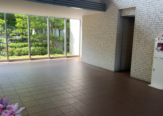 【エントランス】 | ザ・ガーデン　プレミアム相模原北公園 | マンションのエントランスには、もともと風よけや防犯の役割がありますが、マンションによって宅配ボックスなどの設備が備わっている所もあります。日々の生活をイメージしながら生活しやすさをチェックしましょう。