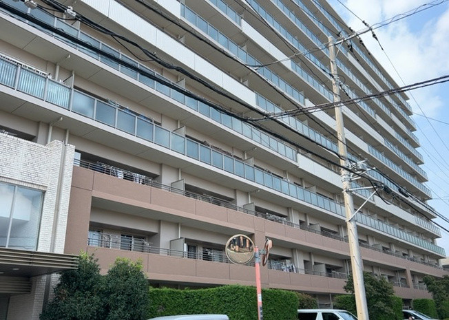 【現況写真】 | ザ・ガーデン　プレミアム相模原北公園 | 外観はマンション管理がされているかの目安になります。築年数が古いと、壁面は劣化してひび割れが生じることも！建物が古びていても細かいところが修繕されていると、きちんと管理されているなぁと感じるでしょう。