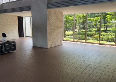 【ロビー】 | ザ・ガーデン　プレミアム相模原北公園 | ラウンジは、マンションの共用スペースに椅子やテーブルなどを配置した利用者が寛げる空間です。屋内型ラウンジと屋外型ラウンジがあります。共用部分の管理状況と合わせて、詳細については現地でご確認ください。