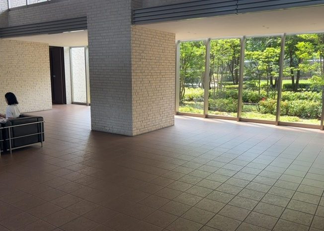 【ロビー】 | ザ・ガーデン　プレミアム相模原北公園 | ラウンジは、マンションの共用スペースに椅子やテーブルなどを配置した利用者が寛げる空間です。屋内型ラウンジと屋外型ラウンジがあります。共用部分の管理状況と合わせて、詳細については現地でご確認ください。