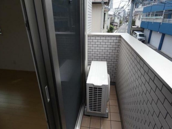 中野区弥生町２丁目のアパートのバルコニー