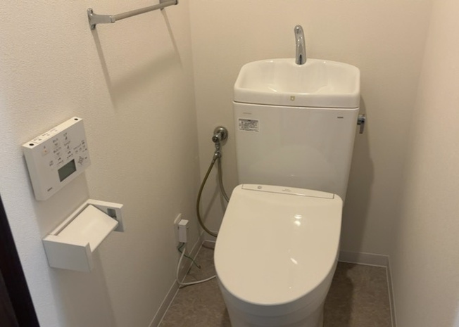 【トイレ】 | ライオンズマンション淵野辺第５ | トイレは大きさや形、機能、抗菌性などが異なる多種多彩なタイプが各メーカーから出ています。それぞれに良さがあるため、事前にどういったタイプのトイレがいいのかをご家庭内で決めて、内見に行くといいでしょう。