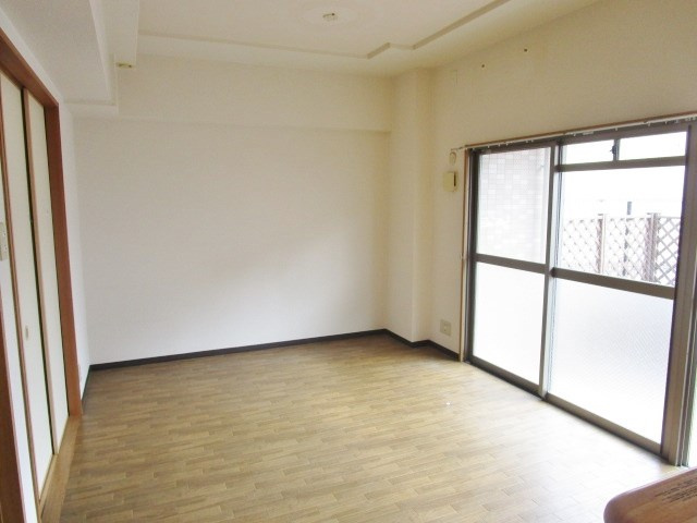 枚方市伊加賀西町の賃貸マンションの居間・リビング