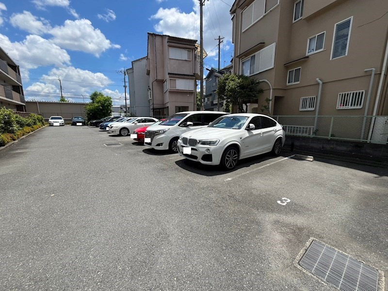 枚方市伊加賀西町の賃貸マンションの駐車場