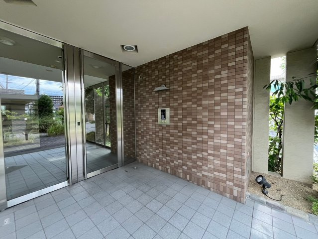 枚方市伊加賀西町の賃貸マンションのエントランス