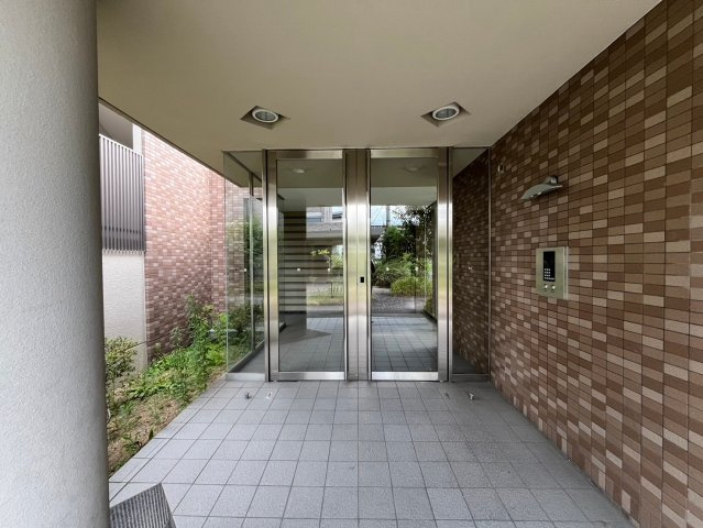 枚方市伊加賀西町の賃貸マンションのエントランス