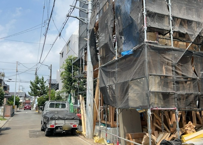【前面道路含む現地写真】 | 住宅用の土地では前面道路に2m以上接していなければならないと法律で定められています。しかし、お持ちの車のサイズやライフスタイルなどにより、2mでは利便が悪い場合もございますので、事前に確認しましょう。