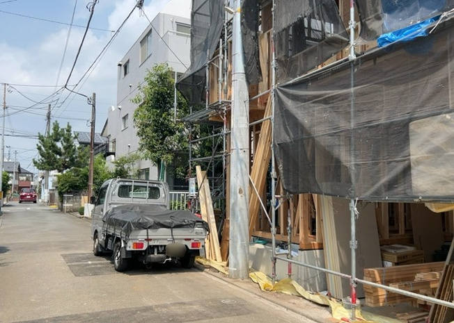 【前面道路含む現地写真】 | お持ちの車種によっては前面道路が広い方が便利でしょう。しかし、前面道路が広ければその分交通量が多くなるため、騒音などが気になる場合があります。実際に現地を見学し、周辺交通量や騒音などを確認しましょう！